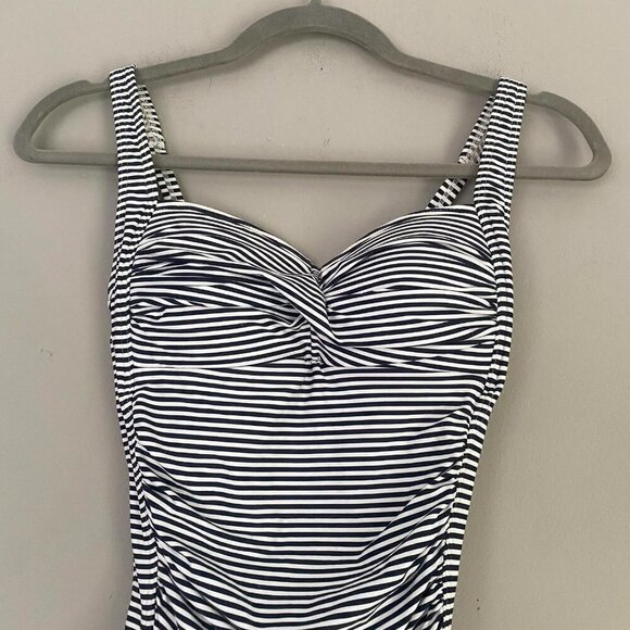 Bond-eye black and white one piece swimsuit - Picture 3 of 5